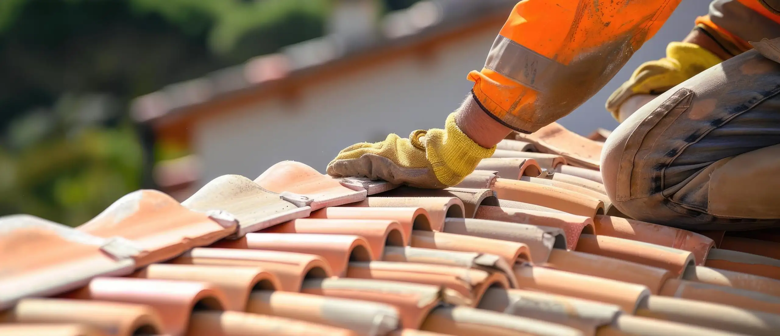 Pose de nouvelles tuiles sur une toiture existante